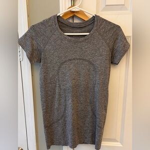 Women’s Lululemon Swiftly Tech Short Sleeve T Shirt 2.0. Hip Length. Size 6